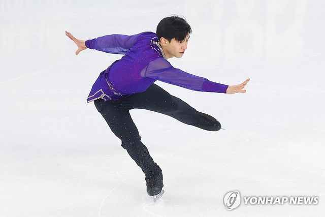 북한 피겨스케이팅 국가대표 로영명이 11일 중국 하얼빈 헤이룽장 빙상훈련센터 다목적홀에서 열린 하얼빈 동계아시안게임 피겨 남자 싱글 쇼트프로그램에서 연기를 펼치고 있다. 연합뉴스