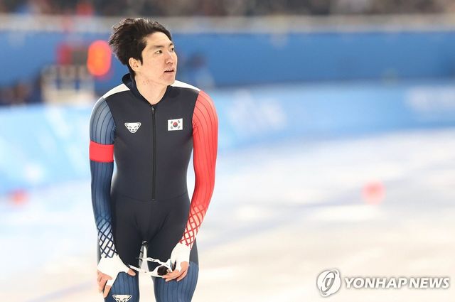 11일 중국 하얼빈 헤이룽장 빙상훈련센터 스피드스케이팅 오벌에서 열린 하얼빈 동계아시안게임 스피드스케이팅 남자 1000m에 출전한 차민규가 레이스를 마친 뒤 기록을 확인하고 있다. 연합뉴스