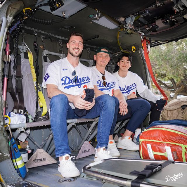 다저스 내야수 김혜성(왼쪽 세 번째)은 엠엘비닷컴이 선정한 개막전 26인 로스터에 이름 올렸다. 그가 스프링 트레이닝 경쟁에서 두각을 드러내 실제 개막 로스터 한자리를 따낼 수 있을지 관심이 쏠린다. 다저스 공식 SNS