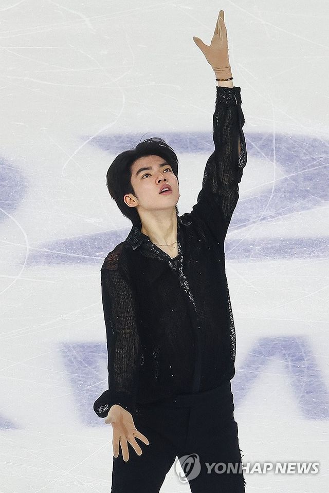 피겨스케이팅 차준환이 11일 중국 하얼빈 헤이룽장 빙상훈련센터 다목적홀에서 열린 하얼빈 동계아시안게임 피겨 남자 싱글 쇼트프로그램에서 연기를 펼치고 있다. 연합뉴스