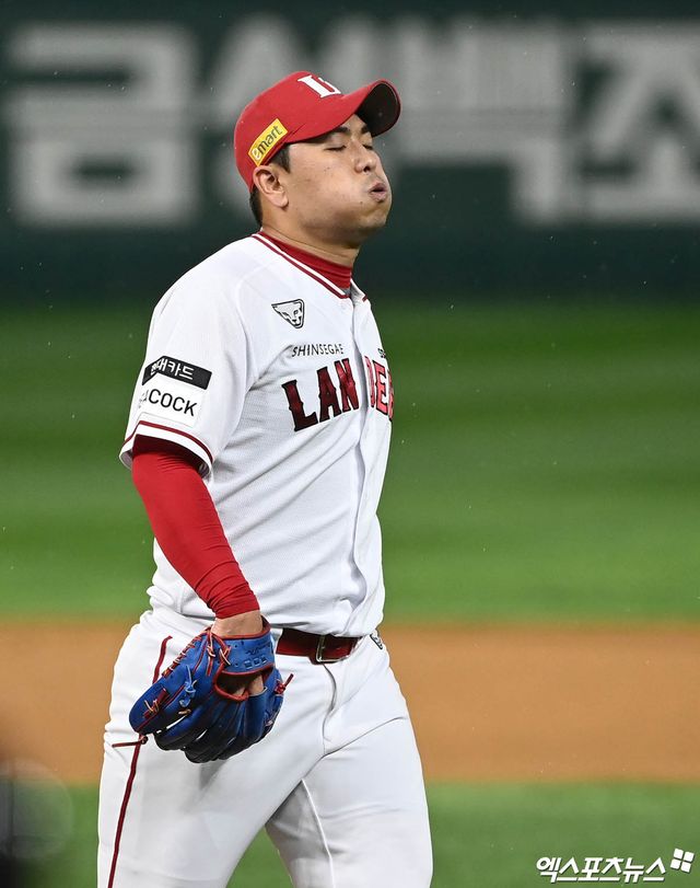 7일 오후 인천SSG랜더스필드에서 열린 '2022 신한은행 SOL KBO리그 포스트시즌' 한국시리즈 5차전 키움 히어로즈와 SSG 랜더스의 경기, 8회초 SSG 투수 김택형이 삼자범퇴로 이닝을 종료시킨 뒤 안도의 한숨을 내쉬며 더그아웃으로 향하고 있다. 엑스포츠뉴스 DB