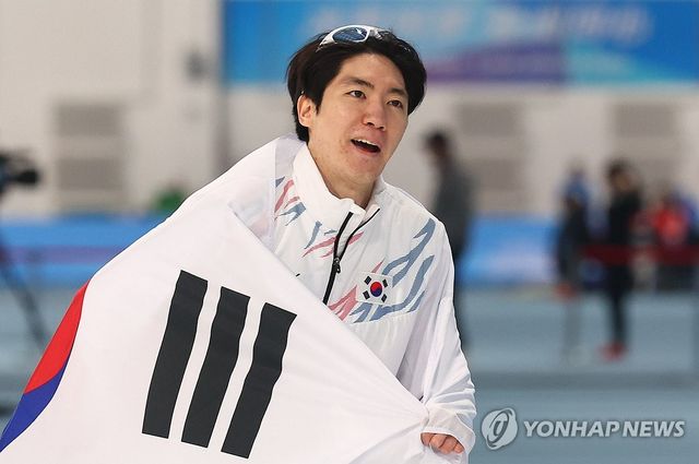 11일 중국 하얼빈 헤이룽장 빙상훈련센터 스피드스케이팅 오벌에서 열린 하얼빈 동계아시안게임 스피드스케이팅 남자 1000m에 출전한 차민규가 은메달을 획득한 뒤 태극기를 두른 채 링크를 돌고 있다. 연합뉴스
