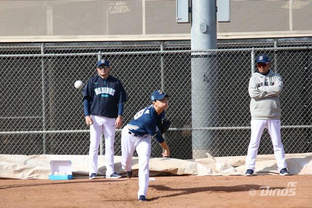 NC 투수 최우석(가운데)은 2025시즌 많은 기대를 받고 있다. 프로 첫해 강력한 구위를 앞세워 강한 인상을 남겼다. NC 다이노스