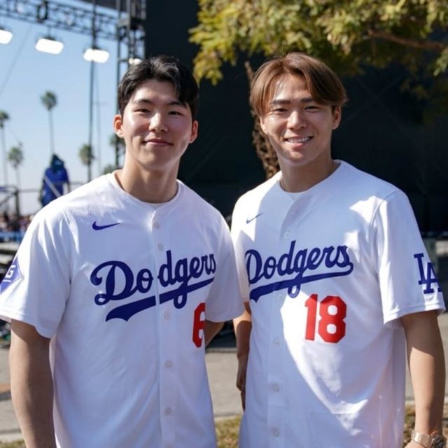 다저스가 김혜성(왼쪽)을 위해 또 한 번 트레이드에 나설까. 김혜성이 메이저리그에서 개막전을 맞이할 수 있을지 많은 관심이 쏠린다. 다저스 공식 SNS