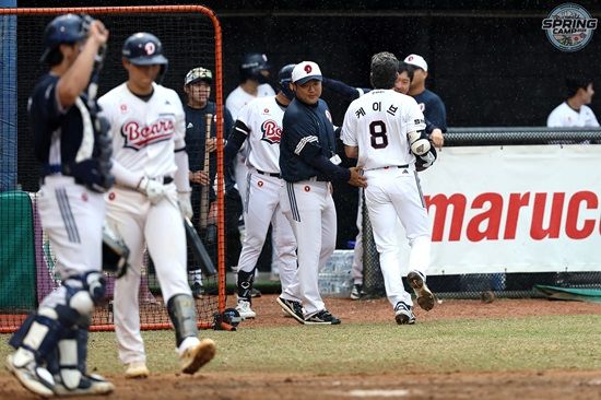 두산 베어스 외국인 타자 제이크 케이브가 지난 10일 호주 블랙타운 스프링캠프 첫 청백전에 출전해 홈런을 때렸다. 두산 베어스