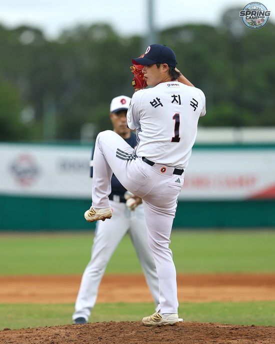 두산 베어스 투수 박치국이 지난 10일 호주 블랙타운 스프링캠프에서 청백전 마운드 위에 올라가 투구하고 있다. 두산 베어스