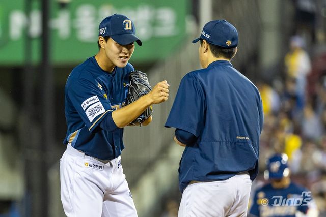NC 투수 최우석(왼쪽)은 2025시즌 많은 기대를 받고 있다. 프로 첫해 강력한 구위를 앞세워 강한 인상을 남겼다. NC 다이노스