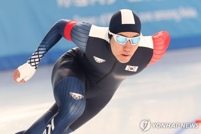11일 중국 하얼빈 헤이룽장 빙상훈련센터 스피드스케이팅 오벌에서 열린 하얼빈 동계아시안게임 스피드스케이팅 남자 1000m에 출전한 차민규가 은메달을 획득한 뒤 태극기를 두른 채 링크를 돌고 있다. 연합뉴스