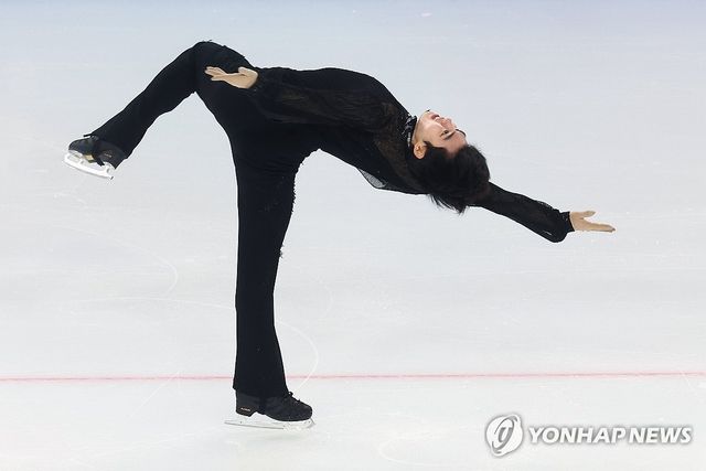 차준환이 11일 중국 하얼빈 헤이룽장 빙상훈련센터 다목적홀에서 열린 하얼빈 동계아시안게임 피겨 남자 싱글 쇼트프로그램에서 연기를 펼치고 있다. 연합뉴스
