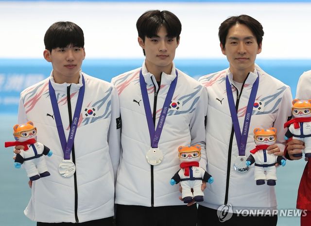 11일 중국 하얼빈 헤이룽장 빙상훈련센터 스피드스케이팅 오벌에서 열린 하얼빈 동계아시안게임 스피드스케이팅 남자 팀 추월에서 은메달을 획득한 정재원, 박상언, 이승훈이 시상대에서 기념촬영을 하고 있다. 연합뉴스