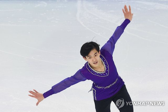 북한 피겨 로영명이 11일 중국 하얼빈 헤이룽장 빙상훈련센터 다목적홀에서 열린 하얼빈 동계아시안게임 피겨 남자 싱글 쇼트프로그램에서 연기를 펼치고 있다. 연합뉴스