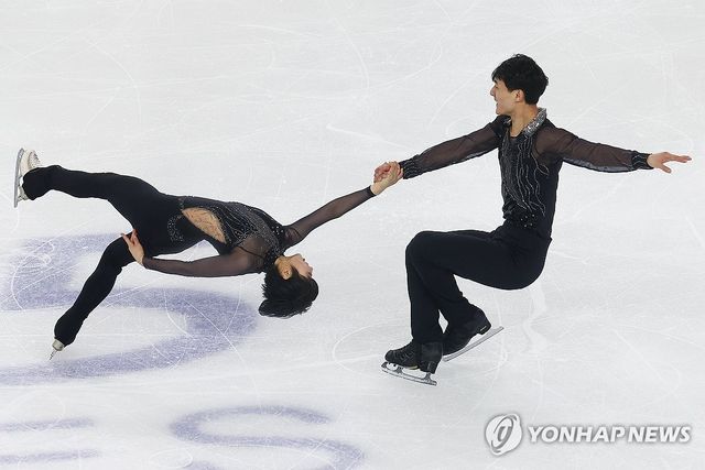 북한 피겨스케이팅 페어 국가대표 렴대옥(왼쪽)과 한금철이 11일 중국 하얼빈 헤이룽장 빙상훈련센터 다목적홀에서 열린 하얼빈 동계아시안게임 피겨 페어 쇼트프로그램에서 연기를 펼치고 있다. 연합뉴스