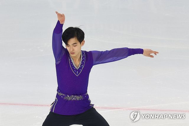 북한 피겨스케이팅 국가대표 로영명이 11일 중국 하얼빈 헤이룽장 빙상훈련센터 다목적홀에서 열린 하얼빈 동계아시안게임 피겨 남자 싱글 쇼트프로그램에서 연기를 펼치고 있다. 연합뉴스