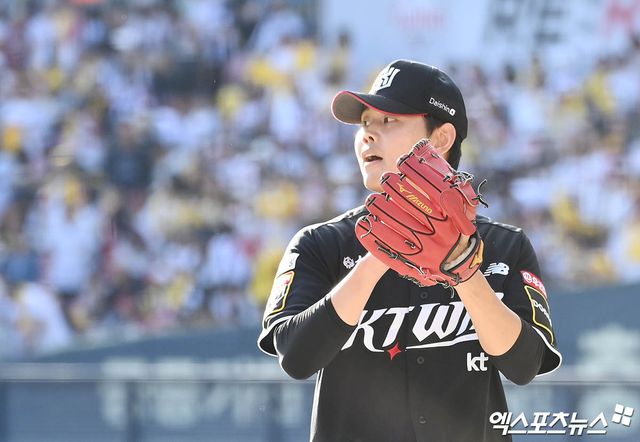 5일 오후 서울 송파구 잠실야구장에서 열린 '2024 신한 SOL Bank KBO 포스트시즌' KT 위즈와 LG 트윈스의 준플레이오프 1차전 경기, 8회말 KT 투수 소형준이 이닝을 종료시킨 뒤 기뻐하며 더그아웃으로 향하고 있다. 엑스포츠뉴스DB