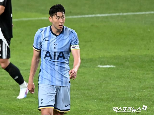 영국 매체 '기브미 스포츠'는 토트넘이 손흥민을 중심으로 공격수 3명을 팔아 올여름 확보해야 한다는 주장을 내놨다. 매체는 11일 '토트넘은 한국 공격수 손흥민 방출을 포함해 선수단 개편을 신중하게 고려할 예정'이라면서 '구단은 공격수 재편을 위한 큰 결정을 내려야 한다. 히샬리송의 미래도 불투명하고 티모 베르너도 떠날 수 있다. 손흥민과 히샬리송, 베르너 3명의 주급은 44만5000파운드(8억원)다. 이들을 내보내면 임금에서 상당한 금액을 절약할 수 있다'고 했다. 3명의 급여를 연봉으로 환산하면 420억원이 된다. 실제 이들은 토트넘 내에서 연봉 140억원 안팎의 고액 급여자로 꼽힌다. 손흥민이 180억원으로 가장 많다. 손흥민 방출론은 그가 최근 들어 결정적 찬스를 다수 놓치는 등 고전하기 때문으로 풀이된다. 엑스포츠뉴스DB