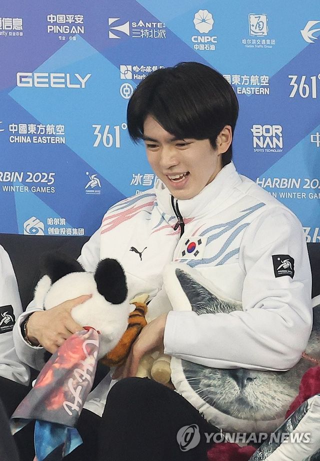 피겨스케이팅 차준환이 11일 중국 하얼빈 헤이룽장 빙상훈련센터 다목적홀에서 열린 하얼빈 동계아시안게임 피겨 남자 싱글 쇼트프로그램에서 연기를 마친 뒤 키스앤드크라이존에서 미소 짓고 있다. 연합뉴스