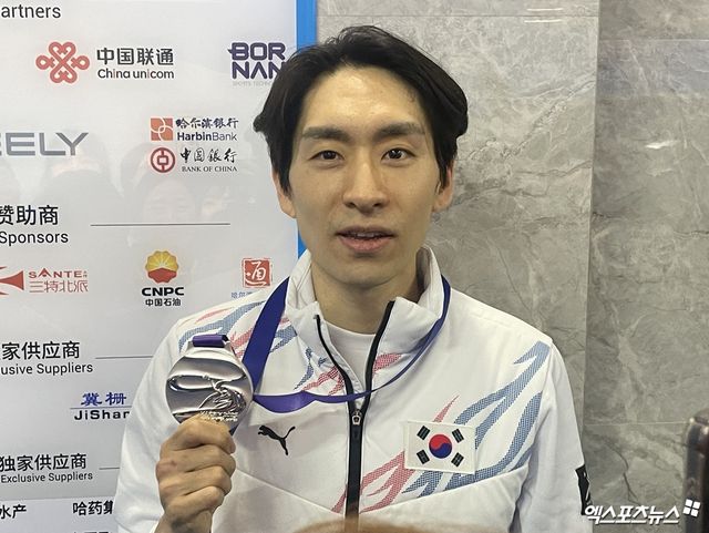 한국 빙속 간판 이승훈이 11일 중국 하얼빈에서 열린 2025 하얼빈 동계아시안게임 스피드스케이팅 남자 팀 추월에서 은메달을 따 역대 동계아시안게임 한국 선수 최다인 메달 9개를 만든 뒤 기념촬영하고 있다. 하얼빈, 최원영 기자