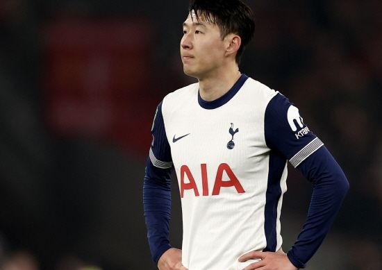 영국 매체 '기브미 스포츠'는 토트넘이 손흥민을 중심으로 공격수 3명을 팔아 올여름 확보해야 한다는 주장을 내놨다. 매체는 11일 '토트넘은 한국 공격수 손흥민 방출을 포함해 선수단 개편을 신중하게 고려할 예정'이라면서 '구단은 공격수 재편을 위한 큰 결정을 내려야 한다. 히샬리송의 미래도 불투명하고 티모 베르너도 떠날 수 있다. 손흥민과 히샬리송, 베르너 3명의 주급은 44만5000파운드(8억원)다. 이들을 내보내면 임금에서 상당한 금액을 절약할 수 있다'고 했다. 3명의 급여를 연봉으로 환산하면 420억원이 된다. 실제 이들은 토트넘 내에서 연봉 140억원 안팎의 고액 급여자로 꼽힌다. 손흥민이 180억원으로 가장 많다. 손흥민 방출론은 그가 최근 들어 결정적 찬스를 다수 놓치는 등 고전하기 때문으로 풀이된다. 연합뉴스