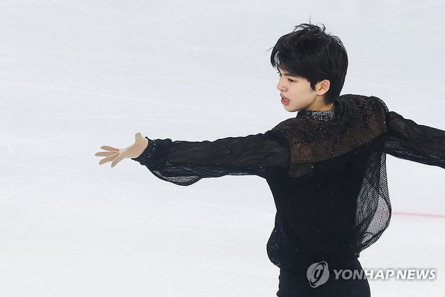 차준환이 11일 중국 하얼빈 헤이룽장 빙상훈련센터 다목적홀에서 열린 하얼빈 동계아시안게임 피겨 남자 싱글 쇼트프로그램에서 연기를 펼치고 있다. 연합뉴스