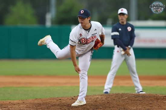 두산 베어스 투수 박치국이 지난 10일 호주 블랙타운 스프링캠프에서 청백전 마운드 위에 올라가 투구하고 있다. 두산 베어스