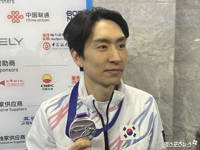 한국 빙속 간판 이승훈이 11일 중국 하얼빈에서 열린 2025 하얼빈 동계아시안게임 스피드스케이팅 남자 팀 추월에서 은메달을 따 역대 동계아시안게임 한국 선수 최다인 메달 9개를 만든 뒤 기념촬영하고 있다. 하얼빈, 최원영 기자