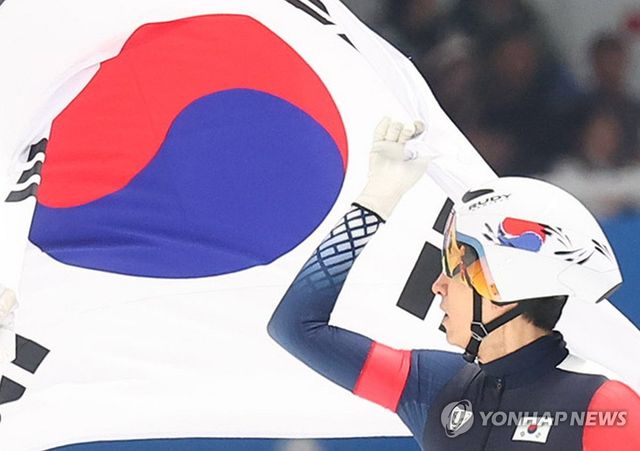 11일 중국 하얼빈 헤이룽장 빙상훈련센터 스피드스케이팅 오벌에서 열린 하얼빈 동계아시안게임 스피드스케이팅 남자 팀추월에 정재원·박상언과 함께 출전한 이승훈이 경기를 마친 뒤 태극기를 들고 경기장을 돌고 있다. 연합뉴스