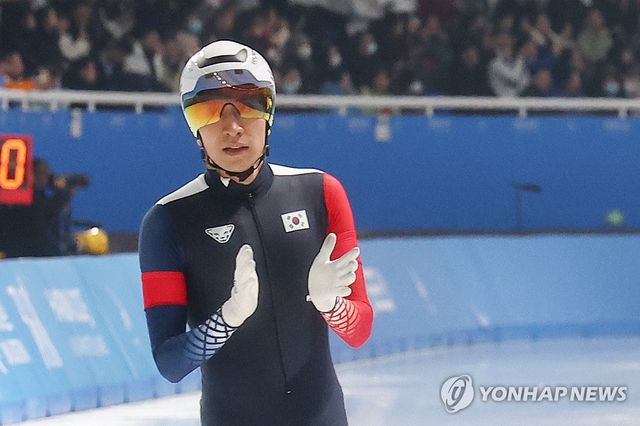 11일 중국 하얼빈 헤이룽장 빙상훈련센터 스피드스케이팅 오벌에서 열린 하얼빈 동계아시안게임 스피드스케이팅 남자 팀추월에 정재원·박상언과 함께 출전한 이승훈이 레이스를 마친 뒤 박수를 치고 있다. 연합뉴스