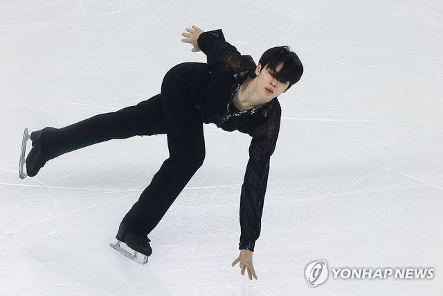 차준환이 11일 중국 하얼빈 헤이룽장 빙상훈련센터 다목적홀에서 열린 하얼빈 동계아시안게임 피겨 남자 싱글 쇼트프로그램에서 연기를 펼치고 있다. 연합뉴스