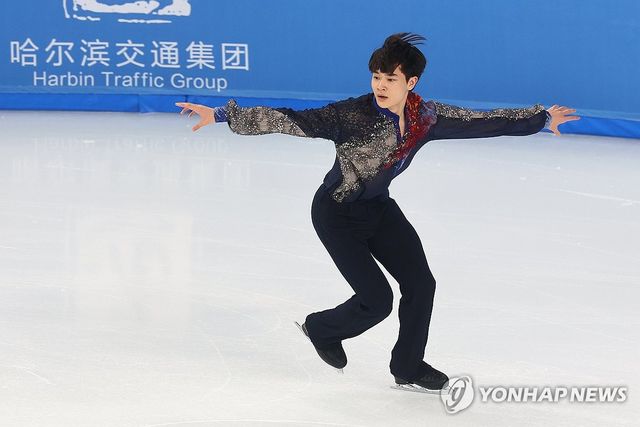 김현겸이 11일 중국 하얼빈 헤이룽장 빙상훈련센터 다목적홀에서 열린 하얼빈 동계아시안게임 피겨 남자 싱글 쇼트프로그램에서 연기를 펼치고 있다. 연합뉴스