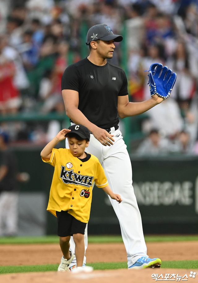 6일 오후 인천SSG랜더스필드에서 열린 '2024 신한 SOL Bank KBO 올스타전' 드림 올스타와 나눔 올스타의 경기, 드림 쿠에바스가 아들과 함께 마운드에 오르고 있다. 엑스포츠뉴스DB