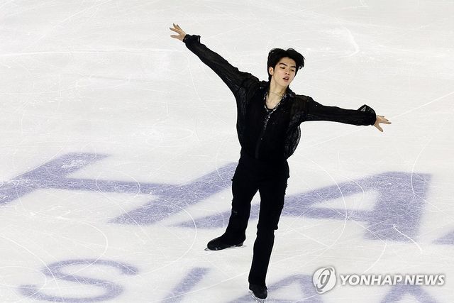 차준환이 11일 중국 하얼빈 헤이룽장 빙상훈련센터 다목적홀에서 열린 하얼빈 동계아시안게임 피겨 남자 싱글 쇼트프로그램에서 연기를 펼치고 있다. 연합뉴스