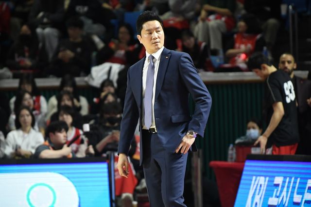 SK는 12일 잠실 학생실내체육관에서 '2024-2025시즌 KCC 프로농구' 5라운드 LG전에서 68-77로 패했다. 전희철 SK 감독은 경기 후 선수들의 집중력 부재를 아쉬움으로 꼽았다. KBL