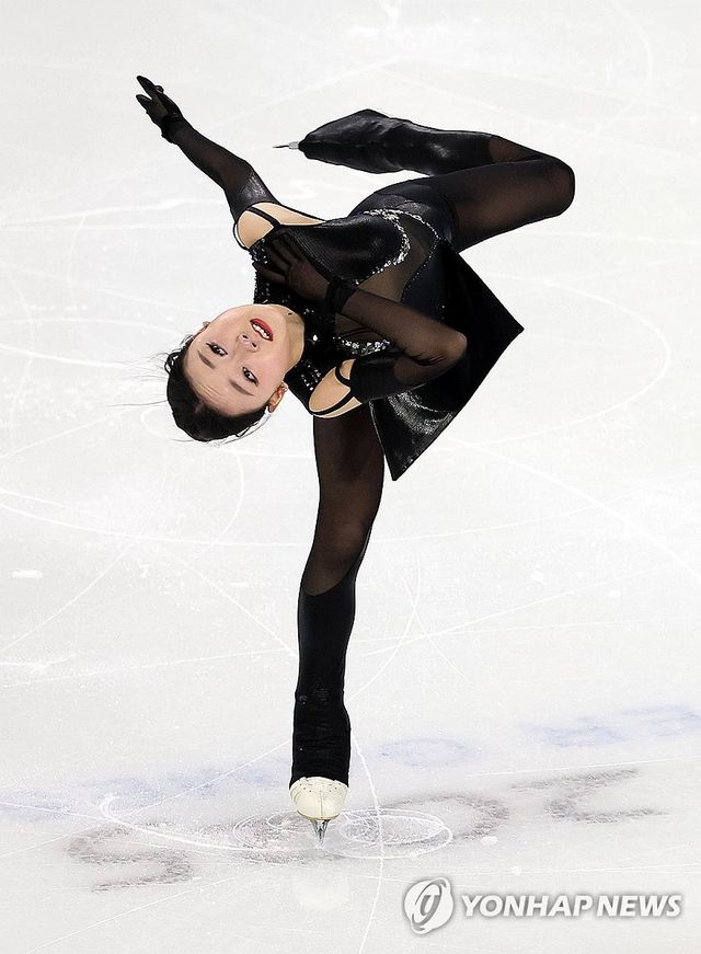 피겨스케이팅 김채연이 12일 중국 하얼빈 헤이룽장 빙상훈련센터 다목적홀에서 열린 하얼빈 동계아시안게임 피겨 여자 싱글 쇼트프로그램에서 연기를 펼치고 있다. 연합뉴스