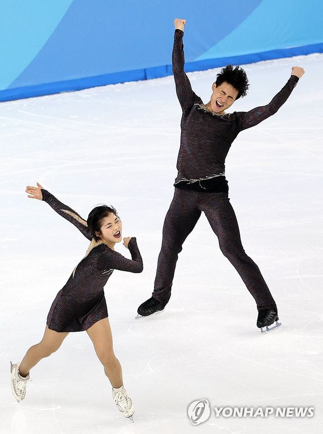 북한 피겨스케이팅 렴대옥(왼쪽)과 한금철이 12일 중국 하얼빈 헤이룽장 빙상훈련센터 다목적홀에서 열린 2025 하얼빈 동계아시안게임 피겨 페어 프리스케이팅에서 연기를 마친 뒤 환호하고 있다. 연합뉴스