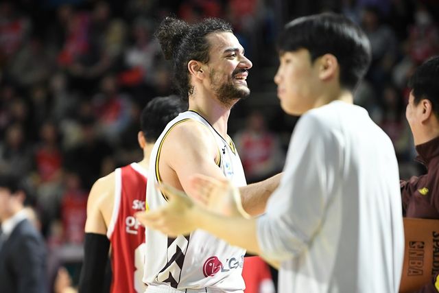 LG 센터 마레이는 12일 잠실 학생실내체육관에서 '2024-2025시즌 KCC 프로농구' 5라운드 SK전에 출전했다. 경기 내내 LG 골밑을 수호 19득점 21리바운드로 팀 승리에 힘을 보탰다. KBL