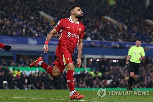 리버풀은 13일(한국시간) 영국 리버풀에 위치한 구디슨 파크에서 열린 에버턴과의 2024-25시즌 프리미어리그 15라운드 순연 경기이자 머지사이드 더비에서 2-2 무승부를 거뒀다. 이날 리버풀 에이스 모하메드 살라는 전반 16분 알렉시스 맥알리스터의 동점골을 돕고 후반 28분엔 역전골을 터트렸지만 후반 추가시간 동점골을 허용하면서 무승부로 경기를 마쳤다. 연합뉴스