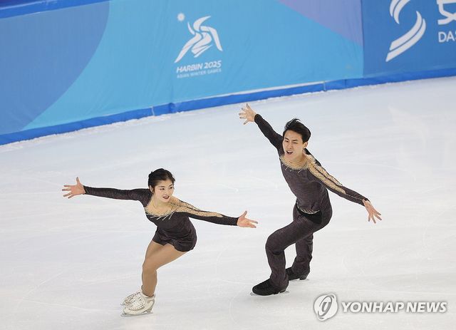 북한 피겨스케이팅 페어 렴대옥(왼쪽)-한금철 조가 12일 중국 하얼빈 헤이룽장 빙상훈련센터 다목적홀에서 열린 2025 하얼빈 동계아시안게임 피겨 페어 프리스케이팅에서 연기를 펼치고 있다. 연합뉴스