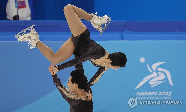 북한 피겨스케이팅 페어 렴대옥(위)-한금철 조가 12일 중국 하얼빈 헤이룽장 빙상훈련센터 다목적홀에서 열린 2025 하얼빈 동계아시안게임 피겨 페어 프리스케이팅에서 연기를 펼치고 있다. 연합뉴스