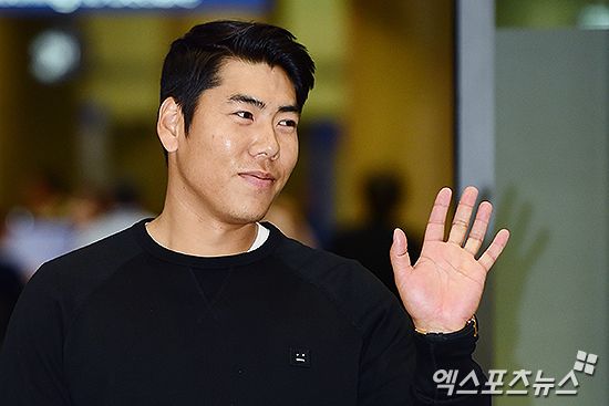 7일 오후 강정호(29, 피츠버그 파이어리츠)가 7일 오후 인천국제공항을 통해 귀국했다. 지난해 1월 14일 피츠버그와 입단 계약을 하기 위해 출국한 이후 약 21개월 만이다. 강정호가 취재진을 향해 인사하고 있다. 엑스포츠뉴스 DB