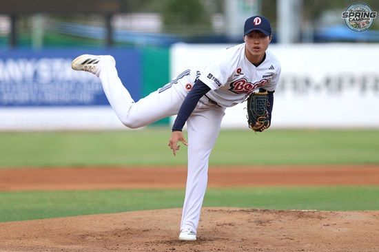 두산 베어스 신인 투수 홍민규가 12일 호주 블랙타운 스프링캠프에서 열린 두 번째 청백전 마운드에 올라 투구하고 있다. 두산 베어스