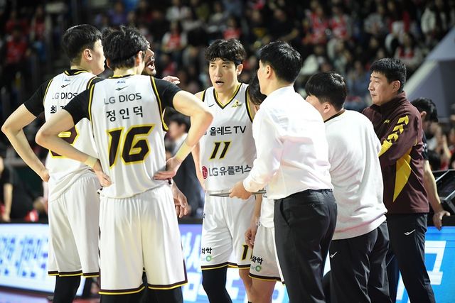 LG는 12일 잠실 학생실내체육관에서 '2024-2025시즌 KCC 프로농구' 5라운드 SK전에서 77-68로 승리했다. 조상현 LG 감독은 경기 후 SK전 연패 탈출을 기뻐했다. KBL