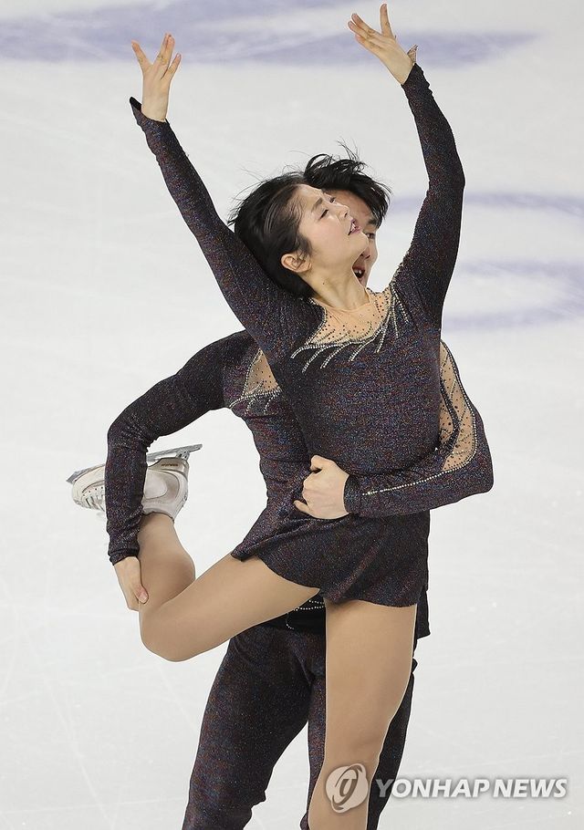 북한 피겨스케이팅 페어 렴대옥(앞)-한금철 조가 12일 중국 하얼빈 헤이룽장 빙상훈련센터 다목적홀에서 열린 2025 하얼빈 동계아시안게임 피겨 페어 프리스케이팅에서 연기를 펼치고 있다. 연합뉴스