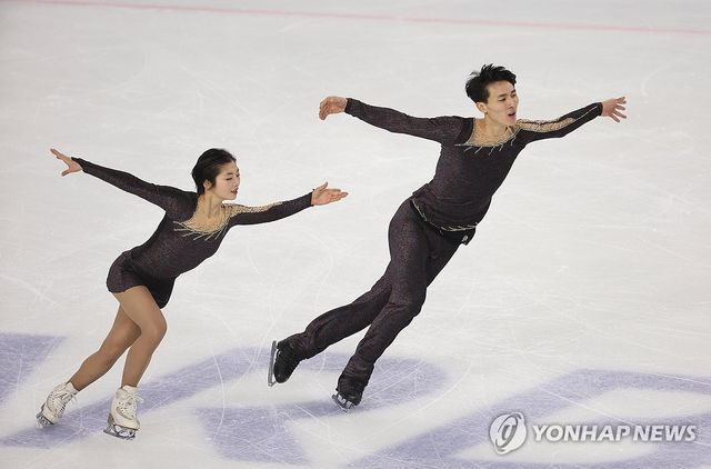 북한 피겨스케이팅 렴대옥(왼쪽)과 한금철이 12일 중국 하얼빈 헤이룽장 빙상훈련센터 다목적홀에서 열린 2025 하얼빈 동계아시안게임 피겨 페어 프리스케이팅에서 연기를 선보이고 있다. 연합뉴스