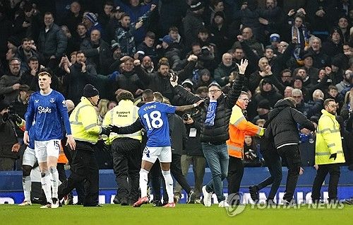리버풀은 13일(한국시간) 영국 리버풀에 위치한 구디슨 파크에서 열린 에버턴과의 2024-25시즌 프리미어리그 15라운드 순연 경기이자 머지사이드 더비에서 2-2 무승부를 거뒀다. 이날 리버풀 에이스 모하메드 살라는 전반 16분 알렉시스 맥알리스터의 동점골을 돕고 후반 28분엔 역전골을 터트렸지만 후반 추가시간 동점골을 허용하면서 무승부로 경기를 마쳤다. 연합뉴스