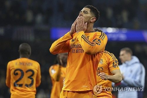 맨체스터 시티가 12일(한국시간) 영국 맨체스터에 있는 에티하드 스타디움에서 열린 레알 마드리드(스페인)와의 2024-2025시즌 유럽축구연맹(UEFA) 챔피언스리그 16강 플레이오프 1차전에서 2-3으로 대역전패를 당했다.&nbsp;큰일난 건 맨시티, 그리고 세르히오 아구에로도 있다. 연합뉴스