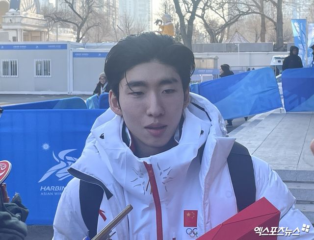 중국 남자 쇼트트랙 대표팀 에이스 린샤오쥔(한국명 임효준)이 지난 9일 2025 하얼빈 동계아시안게임 경기를 마친 뒤 한국 취재진과 인터뷰하고 있다. 하얼빈, 최원영 기자
