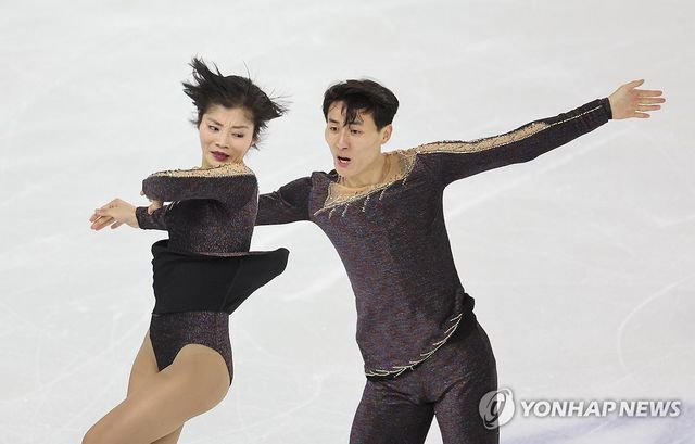 북한 피겨스케이팅 페어 렴대옥(왼쪽)-한금철 조가 12일 중국 하얼빈 헤이룽장 빙상훈련센터 다목적홀에서 열린 2025 하얼빈 동계아시안게임 피겨 페어 프리스케이팅에서 연기를 펼치고 있다. 연합뉴스
