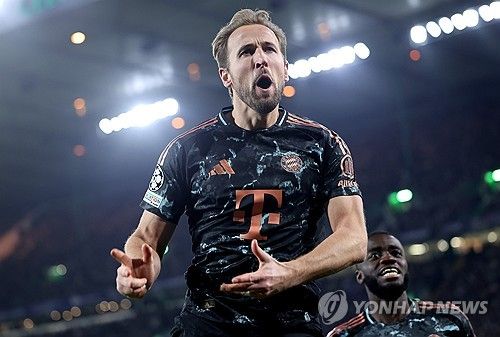 바이에른 뮌헨은 13일(한국시간) 스코틀랜드 글래스고에 위치한 셀틱 파크에서 열린 셀틱과의 2024-25시즌 유럽축구연맹(UEFA) 챔피언스리그 16강 플레이오프 1차전에서 2-1 승리를 거뒀다. 이날 김민재(바이에른 뮌헨)와 양현준(셀틱) 모두 벤치에 포함되면서 코리안더비가 성사되지 않았다. 김민재는 이날 결장하고 양현준은 후반 32분에 교체 투입됐는데 투입된지 2분 만에 도움을 기록하면서 맹활약했다. 연합뉴스