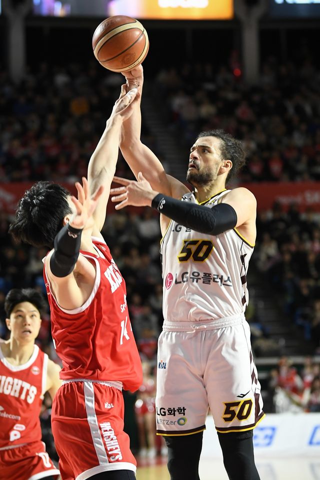 LG 센터 마레이(오른쪽)는 12일 잠실 학생실내체육관에서 '2024-2025시즌 KCC 프로농구' 5라운드 SK전에 출전했다. 2쿼터에도 6득점으로 활약하며 팀에 리드를 안겨줬다. KBL