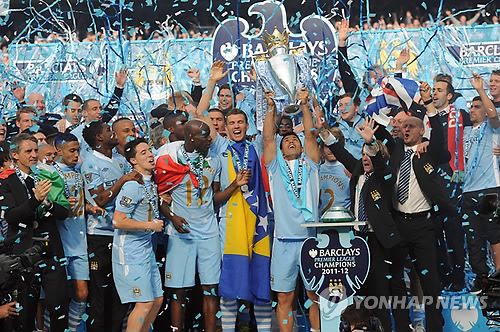 맨체스터 시티가 12일(한국시간) 영국 맨체스터에 있는 에티하드 스타디움에서 열린 레알 마드리드(스페인)와의 2024-2025시즌 유럽축구연맹(UEFA) 챔피언스리그 16강 플레이오프 1차전에서 2-3으로 대역전패를 당했다.&nbsp;큰일난 건 맨시티, 그리고 세르히오 아구에로도 있다. 연합뉴스